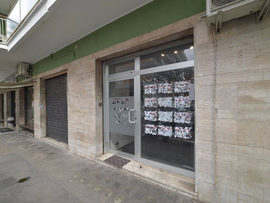 negozio in vendita a Roma in zona Appio Latino