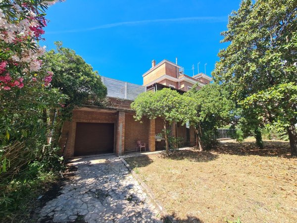 casa semindipendente in vendita a Roma in zona Ostia