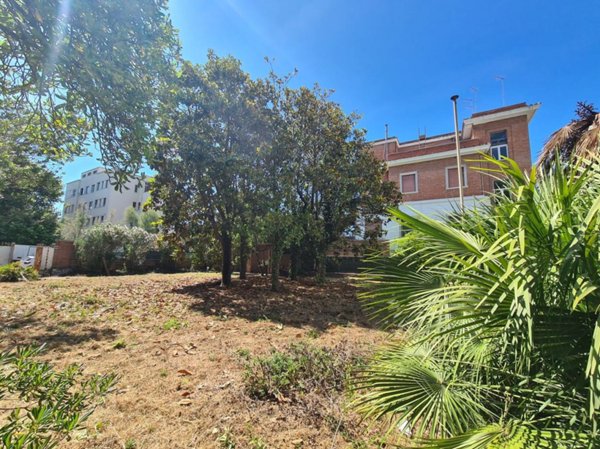 locale commerciale in vendita a Roma in zona Ostia