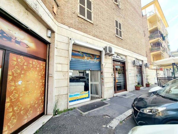 negozio in vendita a Roma in zona Tuscolano