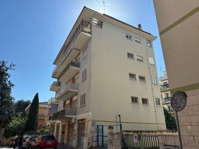 negozio in vendita a Roma in zona Appio Latino