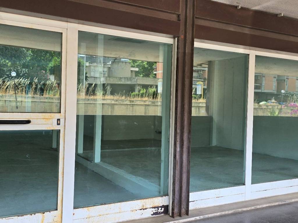 negozio in vendita a Roma in zona Spinaceto