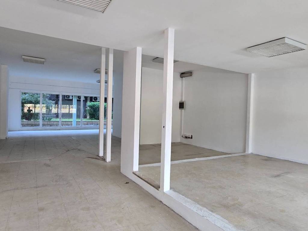 negozio in vendita a Roma in zona Spinaceto