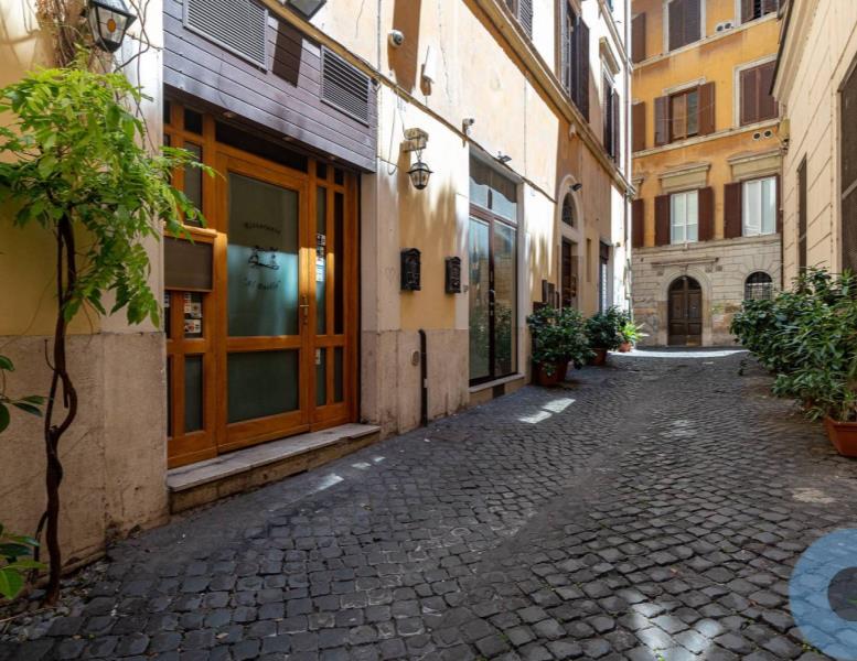 locale commerciale in vendita a Roma in zona Parione/Sant'Eustachio