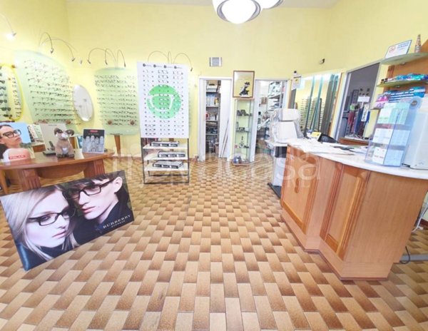 negozio in vendita a Roma in zona Ostia