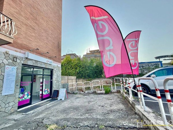 negozio in vendita a Roma in zona Torre Maura