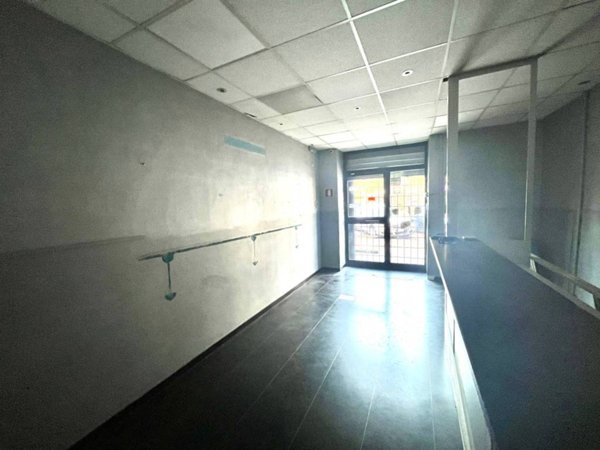 negozio in vendita a Roma in zona Cinecittà