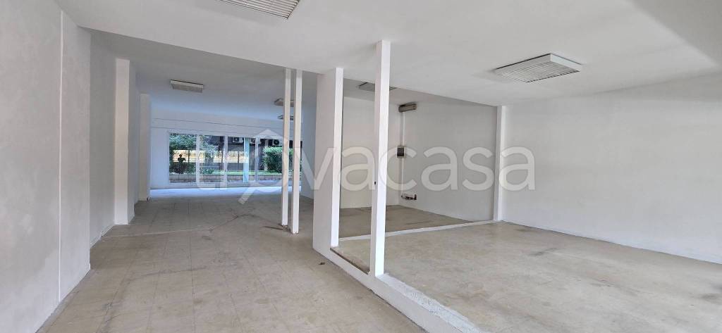 negozio in vendita a Roma in zona Spinaceto