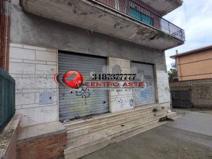 locale commerciale in vendita a Roma in zona Casal Morena