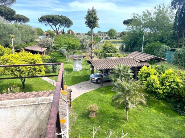 casa indipendente in vendita a Roma in zona Casal Palocco