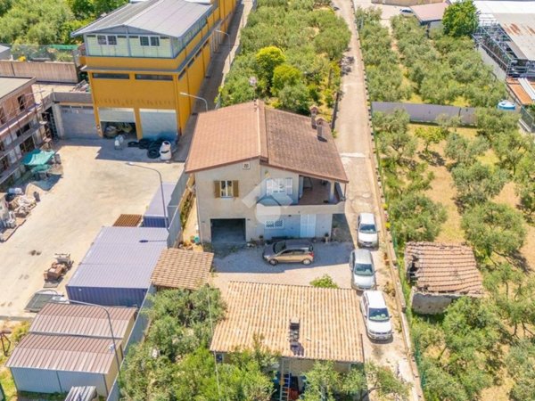 casa indipendente in vendita a Roma in zona Finocchio