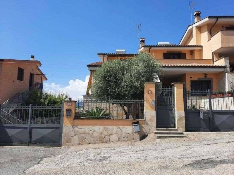 appartamento in vendita a Roma in zona Valle Muricana