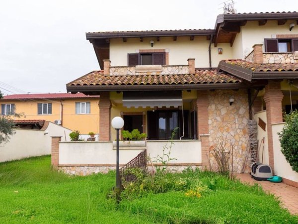 casa indipendente in vendita a Roma in zona Piana del Sole