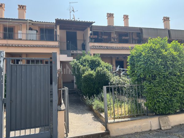 casa indipendente in vendita a Roma in zona Casal Monastero