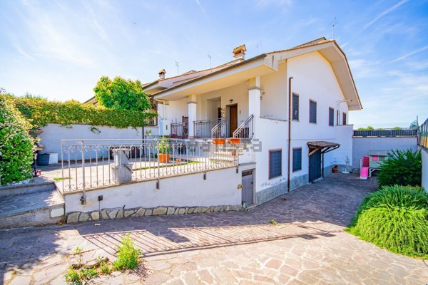 pentavano in vendita a Roma in zona Valle Muricana