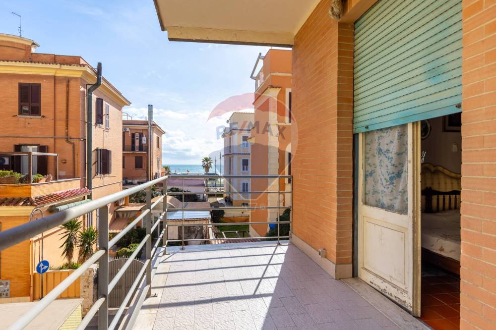appartamento in vendita a Roma in zona Ostia