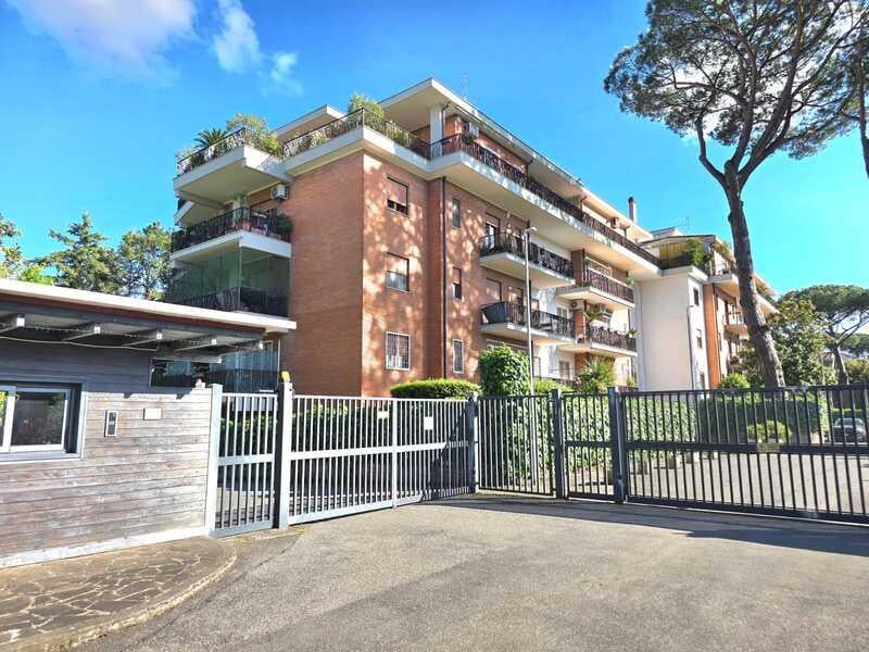 appartamento in vendita a Roma in zona Tomba di Nerone