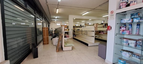 locale commerciale in vendita a Roma