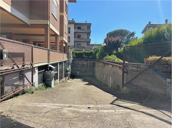 locale di sgombero in vendita a Roma in zona Casal Morena