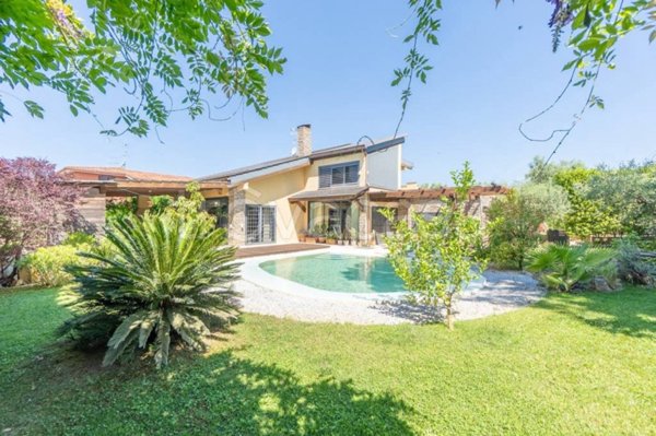 casa indipendente in vendita a Roma