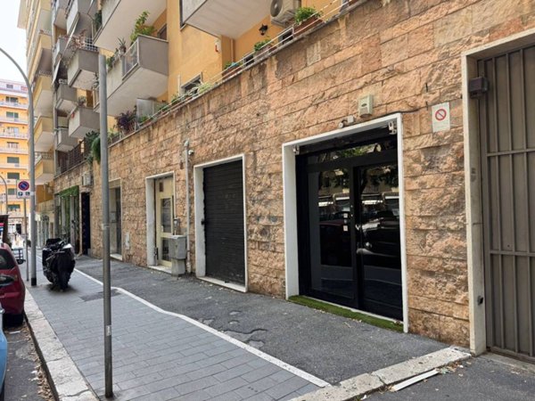negozio in vendita a Roma in zona Tuscolano