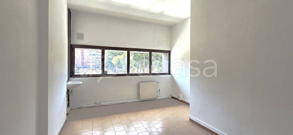 ufficio in vendita a Roma in zona Spinaceto