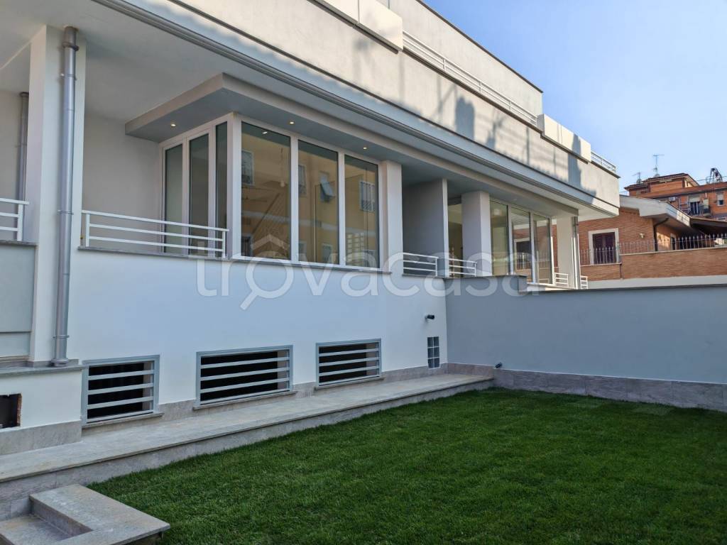 casa indipendente in vendita a Roma in zona Torre Angela