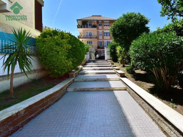 appartamento in vendita a Roma in zona Appio Pignatelli