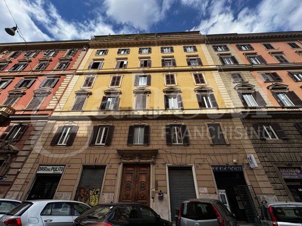 locale commerciale in vendita a Roma in zona Rione Monti/Campitelli