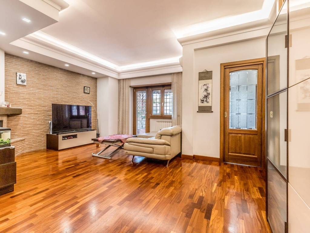 appartamento in vendita a Roma in zona Appio Claudio