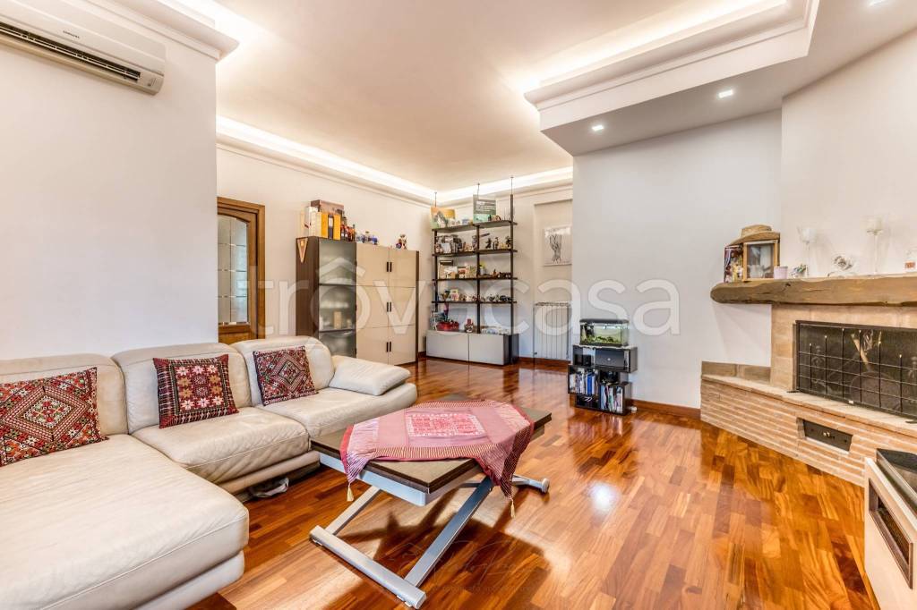 appartamento in vendita a Roma in zona Appio Claudio