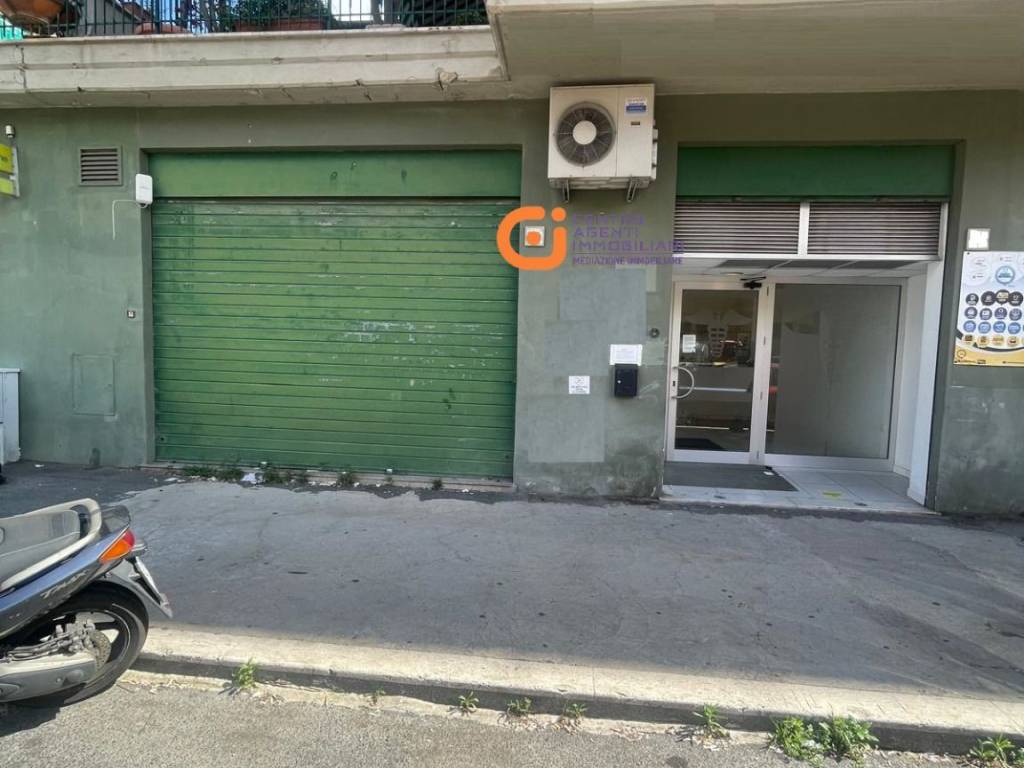 negozio in vendita a Roma in zona Colle del Sole