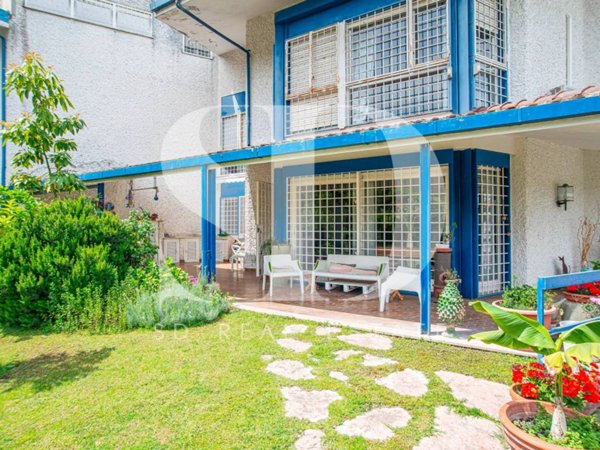 casa indipendente in vendita a Roma in zona Casal Palocco