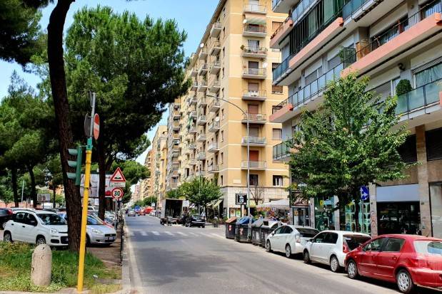 negozio in vendita a Roma in zona Appio Latino