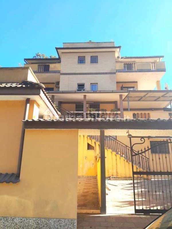 appartamento in vendita a Roma in zona Valle Santa