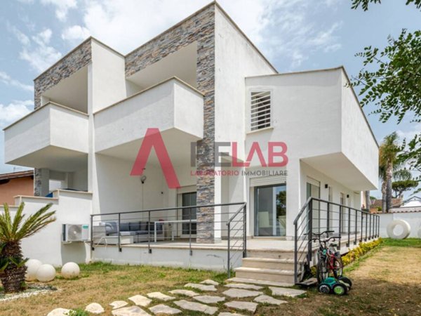 casa indipendente in vendita a Roma in zona Infernetto