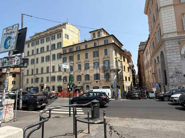 appartamento in vendita a Roma in zona Rione Regola