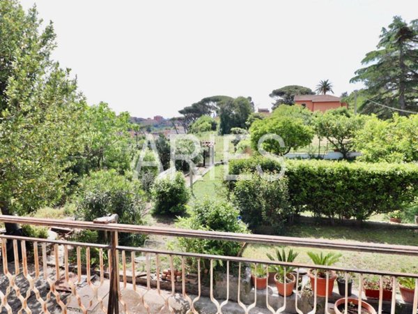 casa indipendente in vendita a Roma in zona Casal Palocco