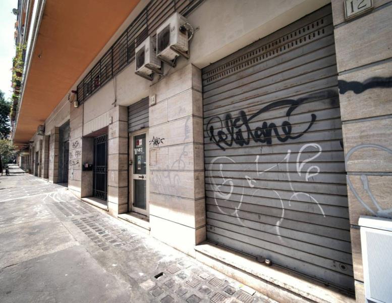 negozio in vendita a Roma in zona Tuscolano