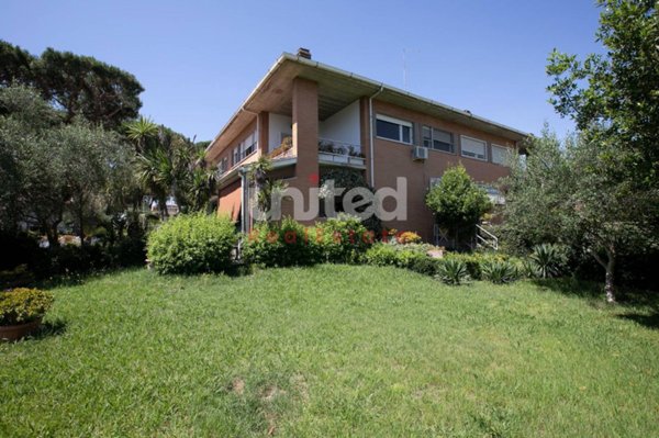 casa indipendente in vendita a Roma in zona Casal Palocco