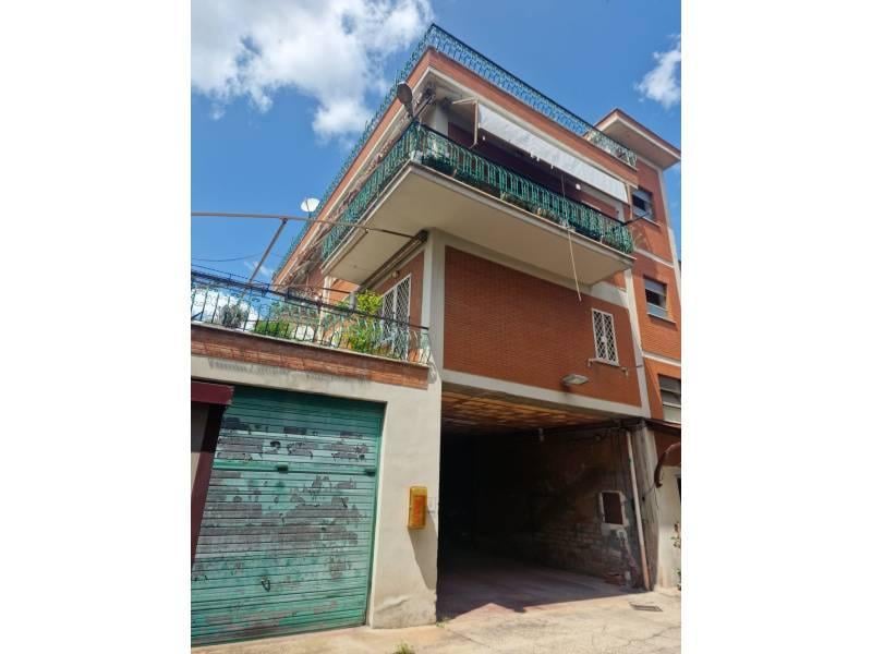 appartamento in vendita a Roma in zona Torre Angela