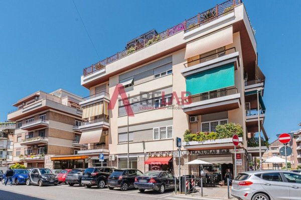 locale commerciale in vendita a Roma