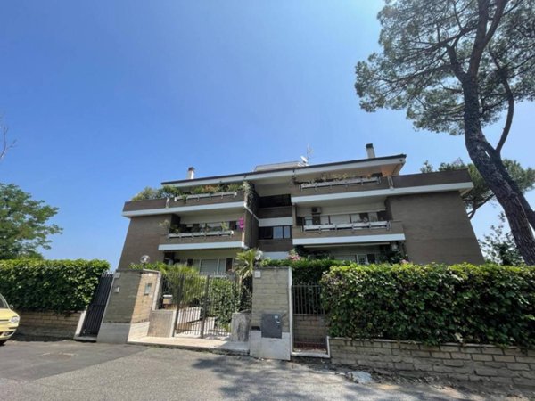appartamento in vendita a Roma in zona Tomba di Nerone