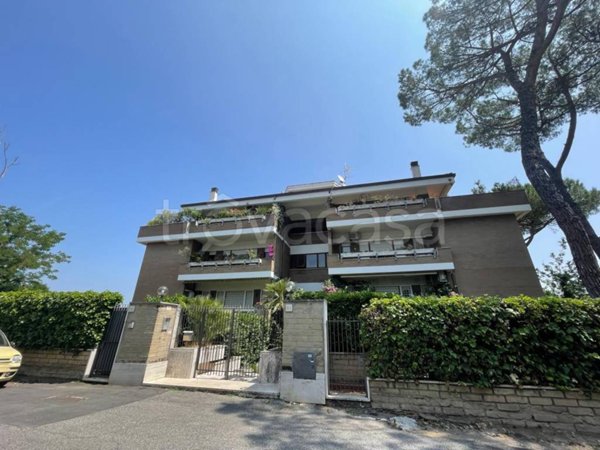 appartamento in vendita a Roma in zona Tomba di Nerone