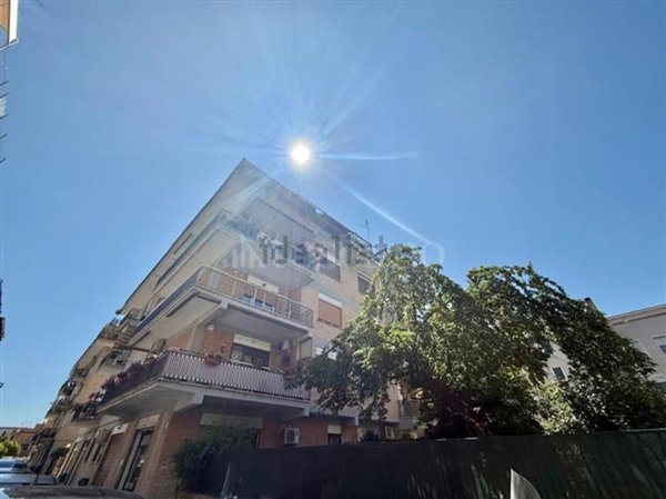 locale commerciale in vendita a Roma in zona Corviale