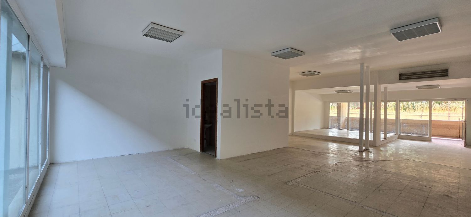 locale commerciale in vendita a Roma in zona Spinaceto