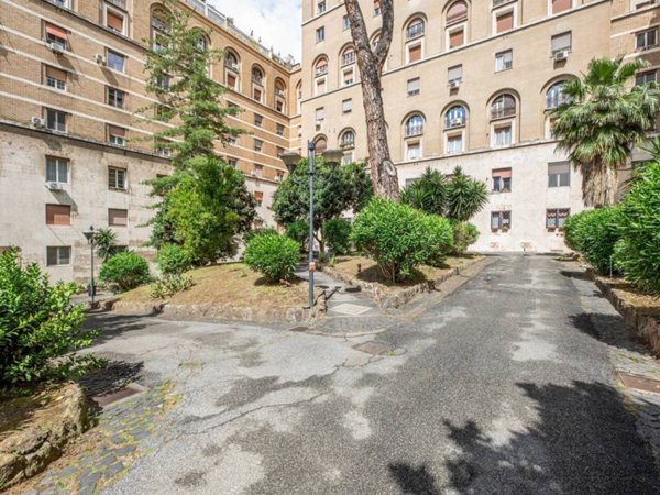 appartamento in vendita a Roma in zona Ostiense