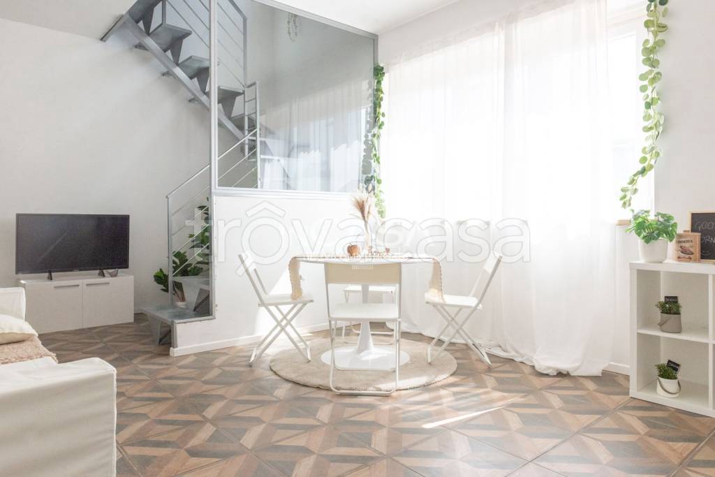 casa indipendente in vendita a Roma in zona Lago Regillo