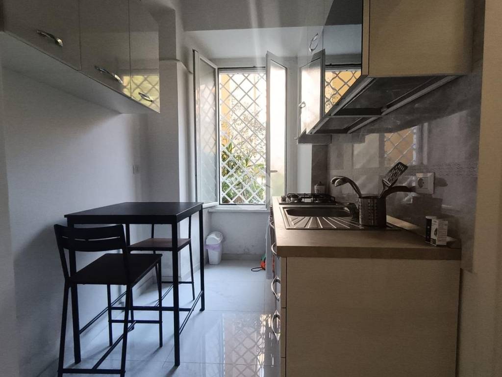 appartamento in vendita a Roma in zona Appio Latino