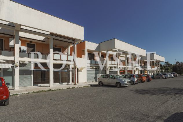 locale commerciale in vendita a Roma in zona Infernetto